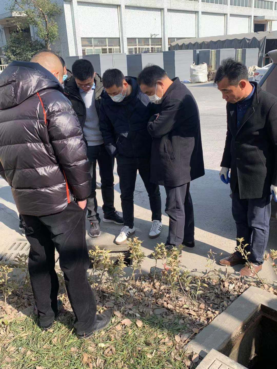 余杭區塘棲鎮環(huán)境水務(wù)局領(lǐng)導  實(shí)地勘察“雨污管網(wǎng)分流”改造工程